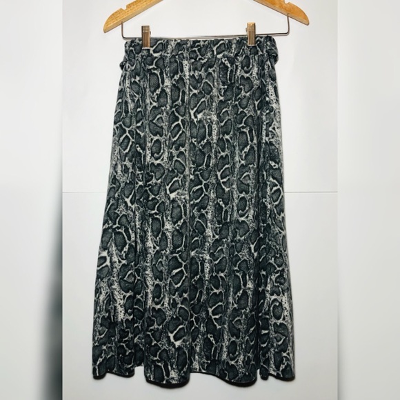 ✨LEOPARD PRINT GREY SKIRT (L) - Picture 4 of 4